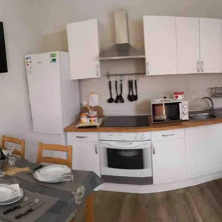 Modern In Shared Pool 65 M²